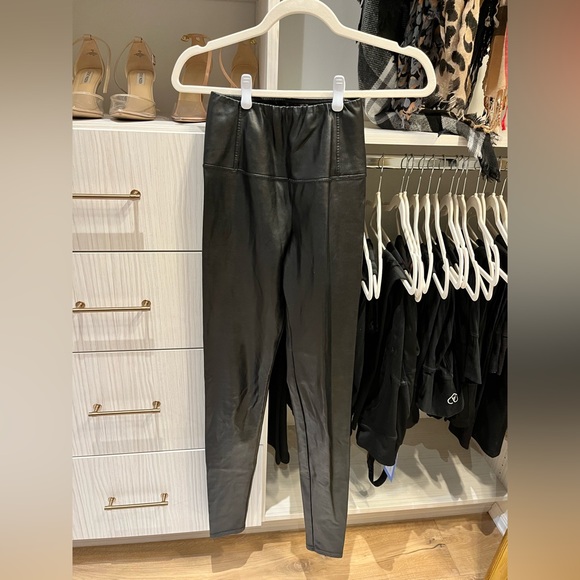 ARITZIA DARIA LEATHER PANTS BLACK - Picture 2 of 4